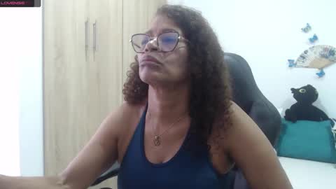 Snapshot of smilet_milf chatting on 02-05-25, 11:55 Smileth online show from 02-05-25, 11:55