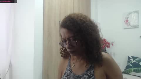 Snapshot of smilet_milf chatting on 02-14-25, 11:42 Smileth online show from 02-14-25, 11:42