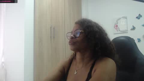 Snapshot of smilet_milf chatting on 02-27-25, 12:02 Smileth online show from 02-27-25, 12:02
