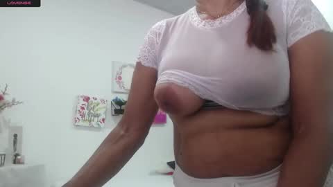 Snapshot of smilet_milf chatting on 09-12-25, 12:49 Smileth online show from 09-12-25, 12:49