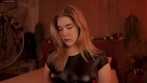 Snapshot of smiley_mia_ chatting on 09-14-25, 05:06 Mia online show from 09-14-25, 05:06