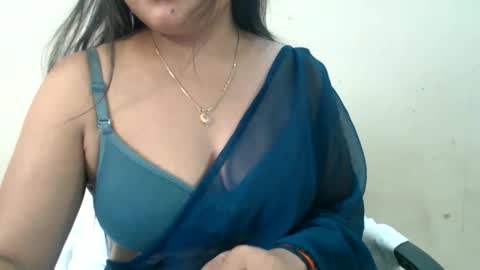 Snapshot of smiley_queen99 chatting on 03-15-26, 05:24 smiley online show from 03-15-26, 05:24