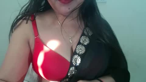 Snapshot of smiley_queen99 chatting on 05-18-26, 01:45 smiley online show from 05-18-26, 01:45