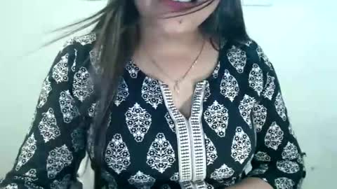Snapshot of smiley_queen99 chatting on 06-07-26, 02:32 smiley online show from 06-07-26, 02:32