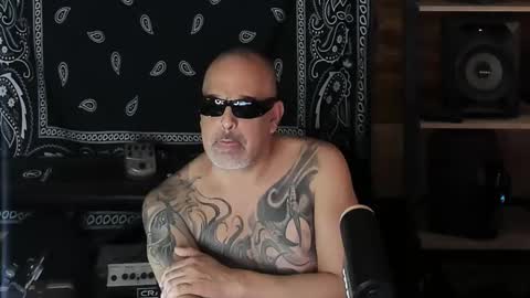 Snapshot of smokey915 chatting on 02-16-25, 05:15 Smokey915 online show from 02-16-25, 05:15