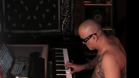 Snapshot of smokey915 chatting on 02-22-25, 04:18 Smokey915 online show from 02-22-25, 04:18