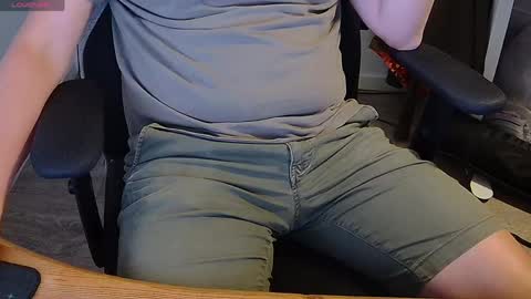 Snapshot of sneakybill82 chatting on 05-27-26, 08:00 Sneakybill online show from 05-27-26, 08:00