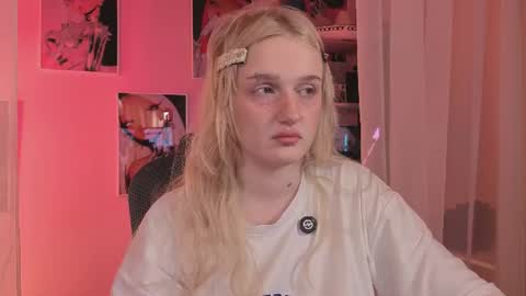 Snapshot of snowflakeskitty chatting on 06-20-26, 05:32 Ellie online show from 06-20-26, 05:32