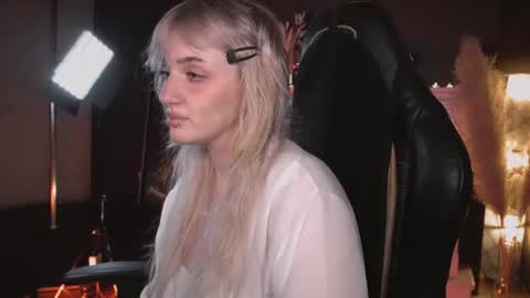 Snapshot of snowflakeskitty chatting on 06-24-26, 05:17 Ellie online show from 06-24-26, 05:17
