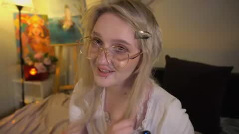Snapshot of snowflakeskitty chatting on 08-08-26, 05:31 Ellie online show from 08-08-26, 05:31