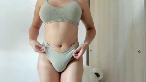 sofia_rivers_ online show from 04-12-26, 02:00