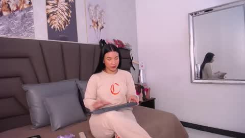 Snapshot of sofia_velez5 chatting on 05-17-26, 11:17 online show from 05-17-26, 11:17