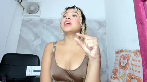 Snapshot of sofiacastillo01 chatting on 05-15-26, 02:13 sofiacastillo01 online show from 05-15-26, 02:13