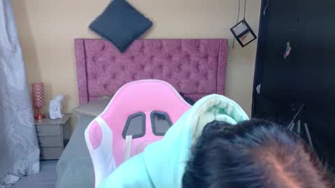 sofii_cute01 online show from 12-18-25, 12:00