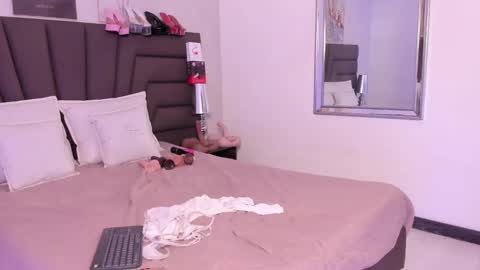 Snapshot of sofiperez_ chatting on 09-24-25, 11:35 online show from 09-24-25, 11:35