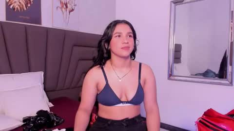 Snapshot of sofiperez_ chatting on 10-15-25, 11:21 online show from 10-15-25, 11:21