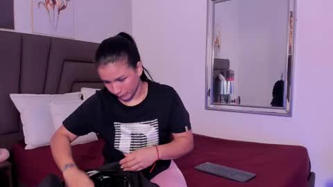 Snapshot of sofiperez_ chatting on 10-17-25, 11:24 online show from 10-17-25, 11:24