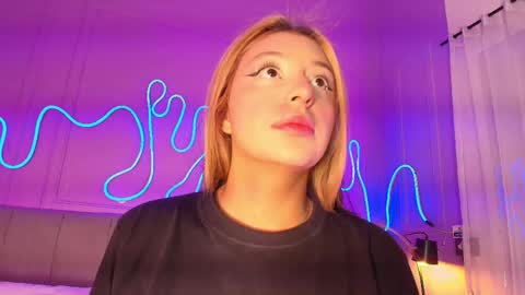 Snapshot of sofly_s chatting on 05-21-26, 11:39 Sofi online show from 05-21-26, 11:39