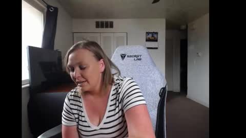 Snapshot of softerpeaches chatting on 09-09-25, 07:46 Rose online show from 09-09-25, 07:46