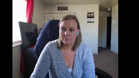 Snapshot of softerpeaches chatting on 10-31-25, 07:37 Rose online show from 10-31-25, 07:37