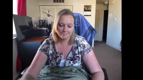 Snapshot of softerpeaches chatting on 11-03-25, 08:43 Rose online show from 11-03-25, 08:43