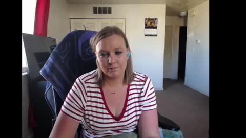 Snapshot of softerpeaches chatting on 11-06-25, 08:43 Rose online show from 11-06-25, 08:43