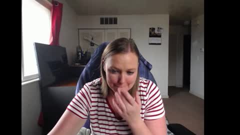 Snapshot of softerpeaches chatting on 11-18-25, 08:24 Rose online show from 11-18-25, 08:24