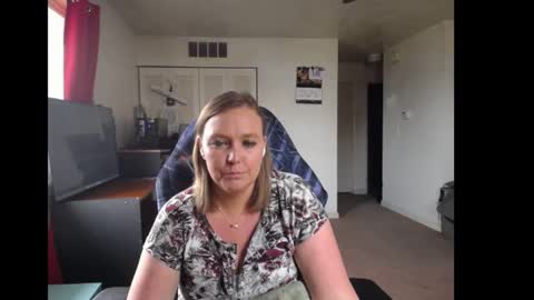 Snapshot of softerpeaches chatting on 11-20-25, 07:57 Rose online show from 11-20-25, 07:57