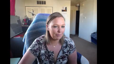 Snapshot of softerpeaches chatting on 12-15-25, 08:24 Rose online show from 12-15-25, 08:24