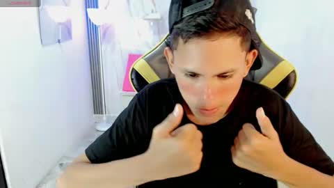 Snapshot of sombra_18 chatting on 07-06-26, 11:18 ESTEBAN online show from 07-06-26, 11:18
