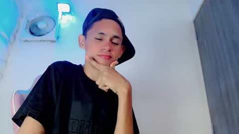 Snapshot of sombra_18 chatting on 07-20-26, 11:18 ESTEBAN online show from 07-20-26, 11:18