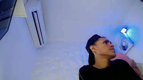 Snapshot of sombra_18 chatting on 07-22-26, 02:14 ESTEBAN online show from 07-22-26, 02:14