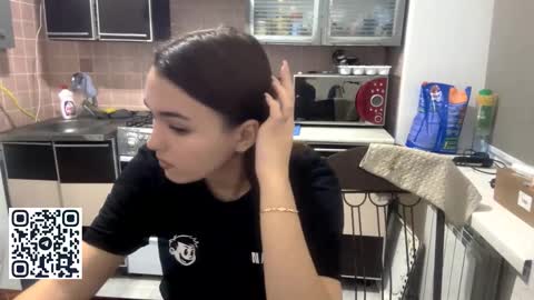 Snapshot of somerfrieler chatting on 11-05-25, 05:02 Hello My name is Jane im new model here and little but shy but curious. online show from 11-05-25, 05:02