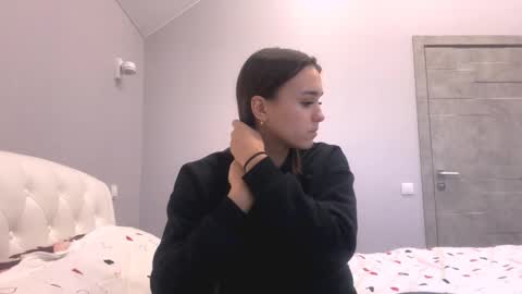 Snapshot of somerfrieler chatting on 12-19-25, 11:39 Hello My name is Jane im new model here and little but shy but curious. online show from 12-19-25, 11:39