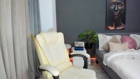 Sonia  Rey online show from 10-27-25, 01:59