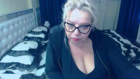 Snapshot of sonyamilf chatting on 12-19-24, 05:29 Sonya online show from 12-19-24, 05:29