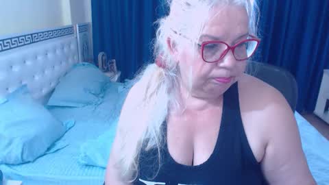 Snapshot of sonyamilf chatting on 06-12-26, 11:53 Sonya online show from 06-12-26, 11:53