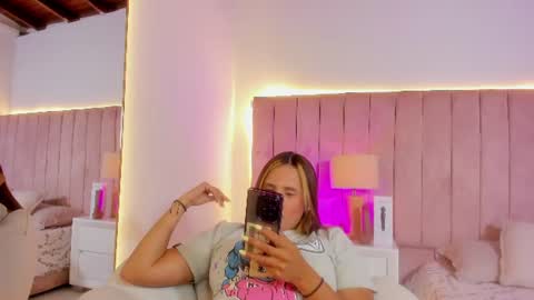 Snapshot of sophi_cooper29 chatting on 07-11-26, 10:00 sophi_cooper29 online show from 07-11-26, 10:00