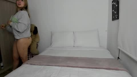 Snapshot of sophi_moreno chatting on 12-12-24, 02:37 Sofi online show from 12-12-24, 02:37