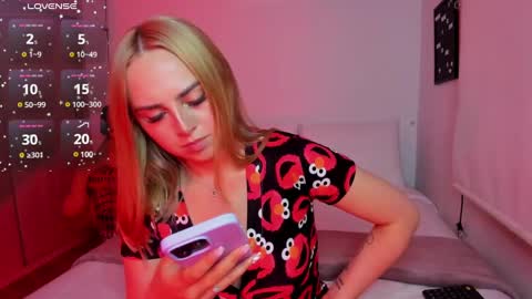 Snapshot of sophi_moreno chatting on 12-18-24, 01:15 Sofi online show from 12-18-24, 01:15