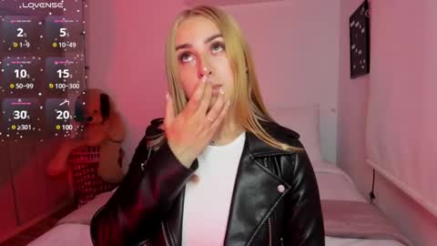 Snapshot of sophi_moreno chatting on 12-19-24, 04:23 Sofi online show from 12-19-24, 04:23