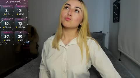 Snapshot of sophi_moreno chatting on 02-26-25, 10:42 Sofi online show from 02-26-25, 10:42