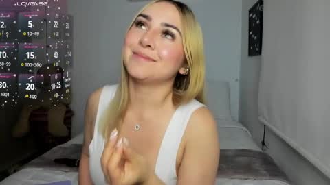 Snapshot of sophi_moreno chatting on 03-08-25, 04:23 Sofi online show from 03-08-25, 04:23