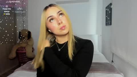 Snapshot of sophi_moreno chatting on 03-10-25, 10:02 Sofi online show from 03-10-25, 10:02