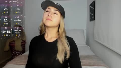 Snapshot of sophi_moreno chatting on 09-30-25, 02:38 Sofi online show from 09-30-25, 02:38