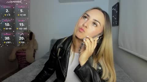 Snapshot of sophi_moreno chatting on 11-15-25, 02:42 Sofi online show from 11-15-25, 02:42