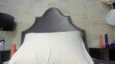 Snapshot of sophia_models chatting on 06-18-26, 07:51 Sophia online show from 06-18-26, 07:51