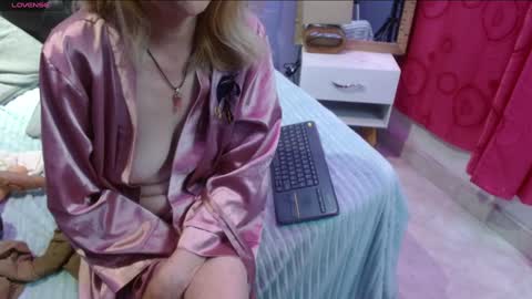 Snapshot of sophia_ny chatting on 01-10-25, 02:25 SOPHIA online show from 01-10-25, 02:25