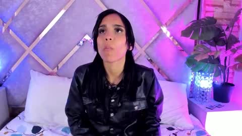 Sophia Paris online show from 12-15-25, 01:54