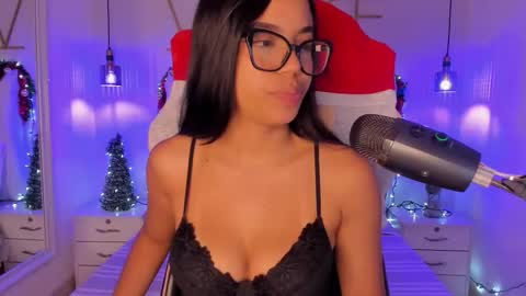 Sophie Hill  online show from 12-17-25, 08:04